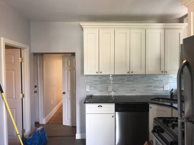 Foto del edificio - Beautiful Three Bed Right Near The Blue Line