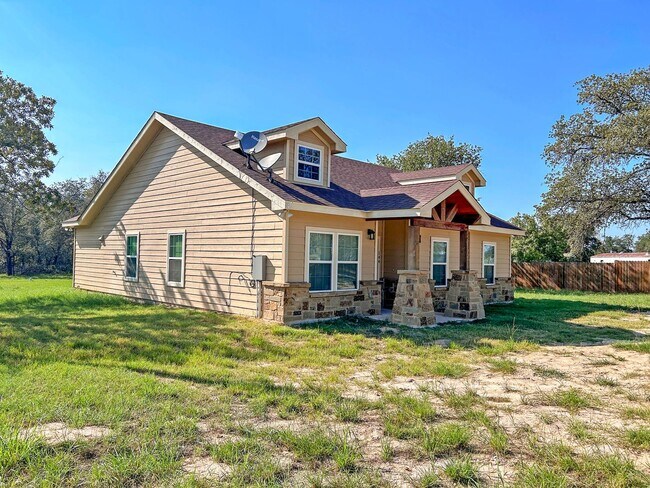 Foto del edificio - Elegant Stone-Front Home on 1 Acre in Natalia