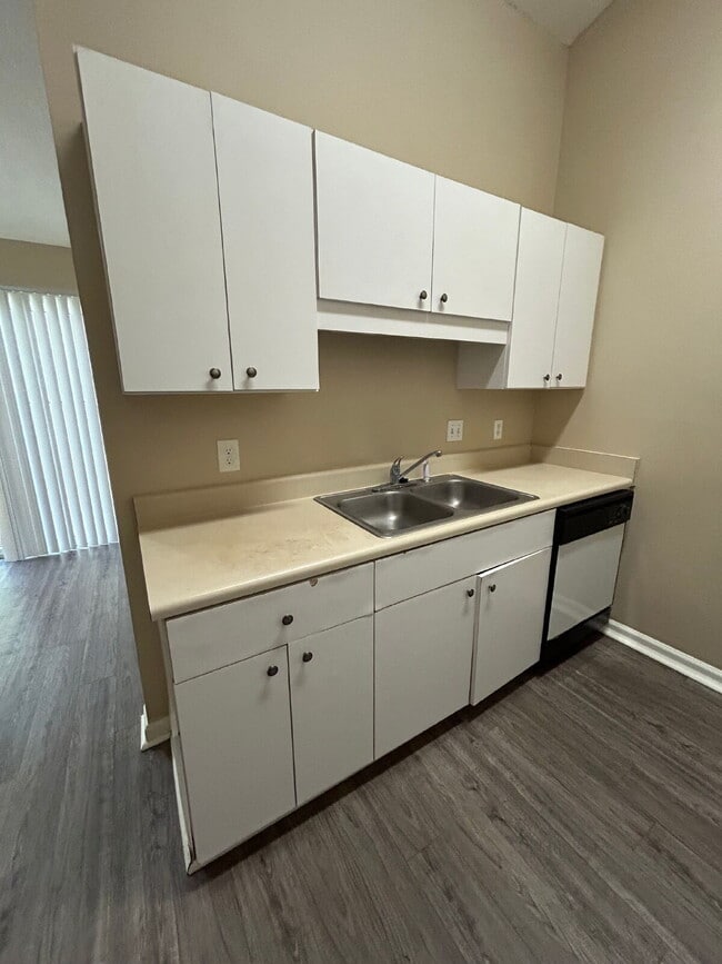 Foto del edificio - 2 bed/2 bath with new paint and flooring! Pets are welcome! New Back Porch!