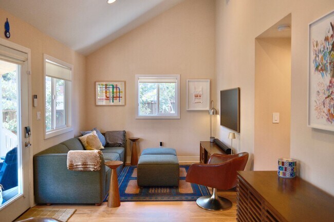 Foto del edificio - Charming 3bed/2 Bath Private Gated Main House with Vaulted Ceilings, Parking, and Laundry in the ...