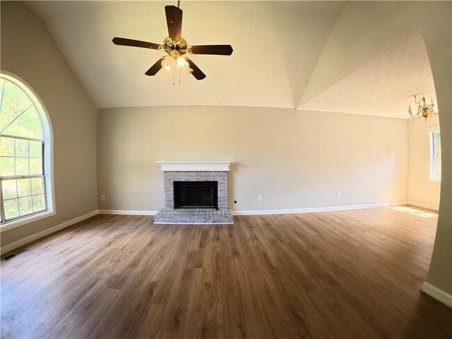 Building Photo - 2575 Overlake Dr