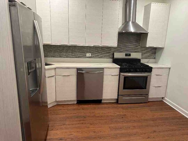 Foto del edificio - 6045 W Irving Park Rd