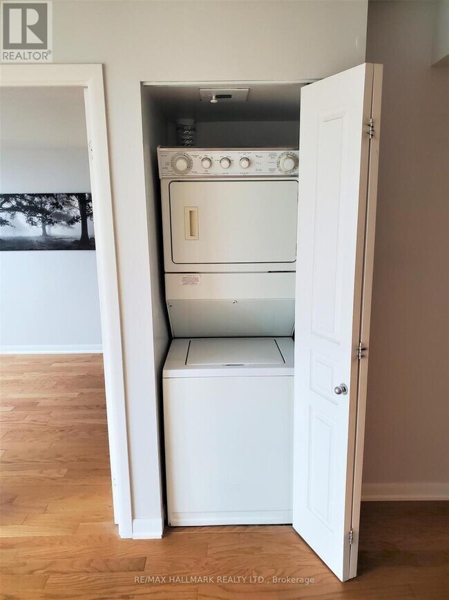 Building Photo - 313 Richmond St E