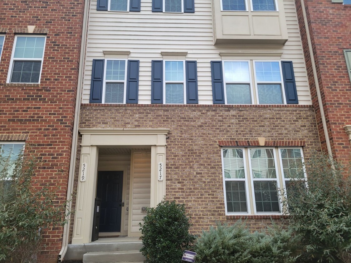 Primary Photo - Amazing 3 BR/2.5 BA 2-Level Condo in Green...