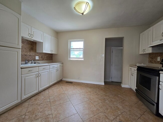 Large kitchen with room for an island or a dining table - 2040 Geneva St