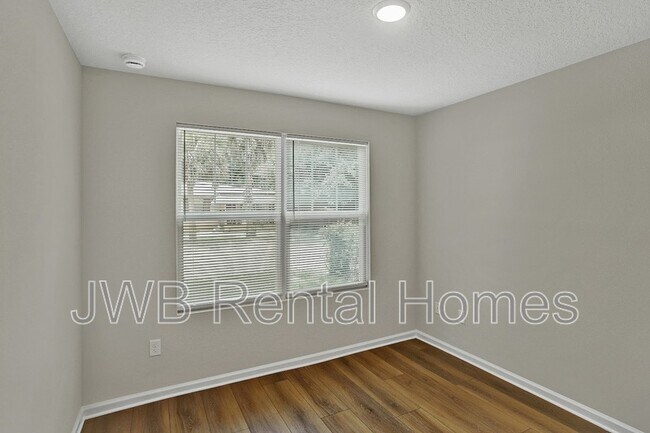 Foto del edificio - 1413 W 25th St