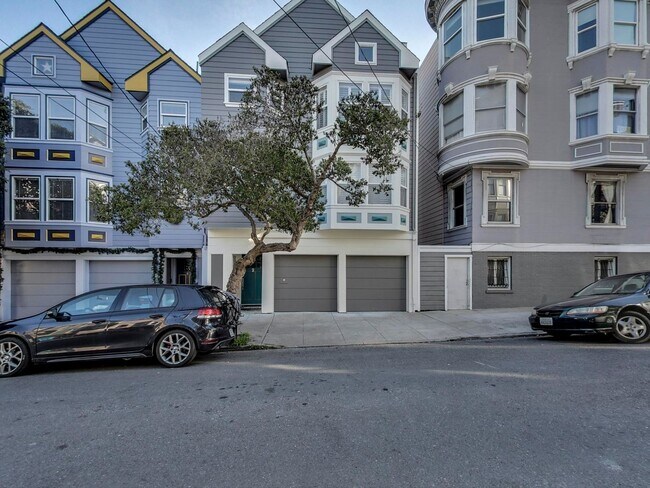 Building Photo - Updated, Multi-Level 3BD/3BA Single Family...