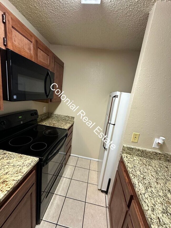 Building Photo - Updated and spacious 1 bedroom 1 bathroom ...