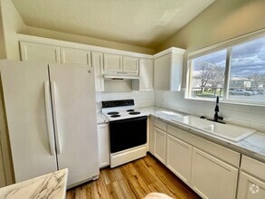 Building Photo - 441 Sunland Dr