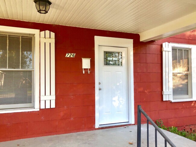 Building Photo - 726 Holland Ave