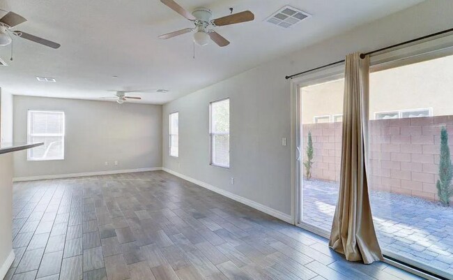 Foto del edificio - Beautiful 4 bedroom home in a gated commun...