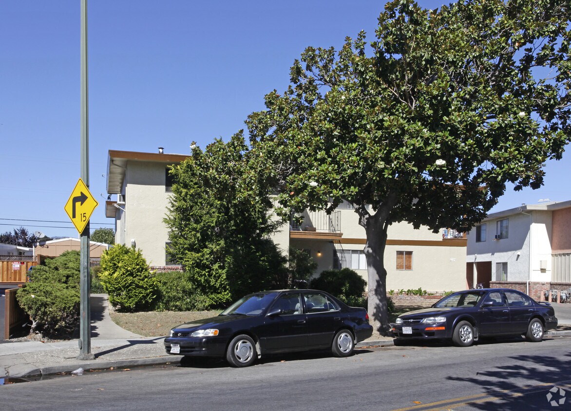 Foto del edificio - 947 Tamarack Ln