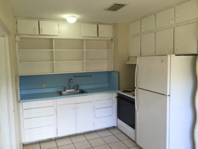 Building Photo - 3-2 House with Central air and carport !