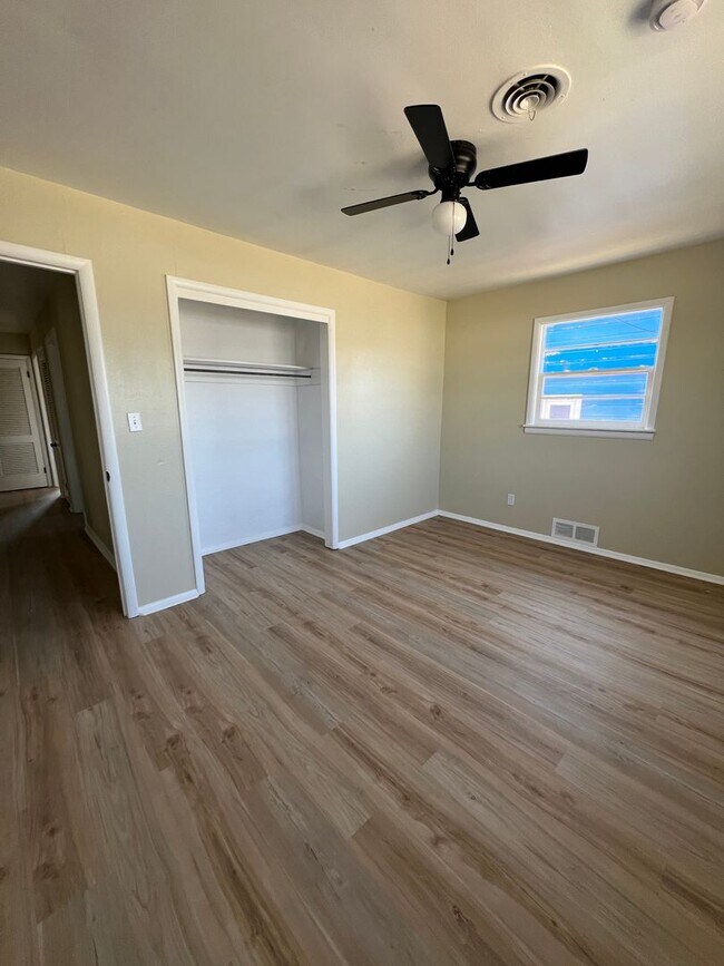 Foto del edificio - 4 bed 1.5 Bath