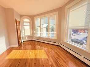 Building Photo - 117 Elm St