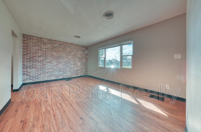 Building Photo - 968 E 26th Ave