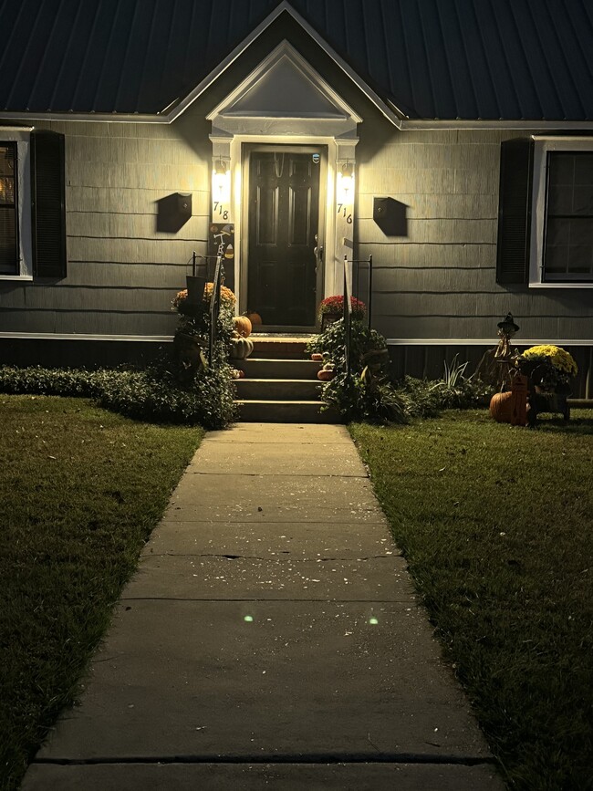 Building Photo - 716 E Austin St