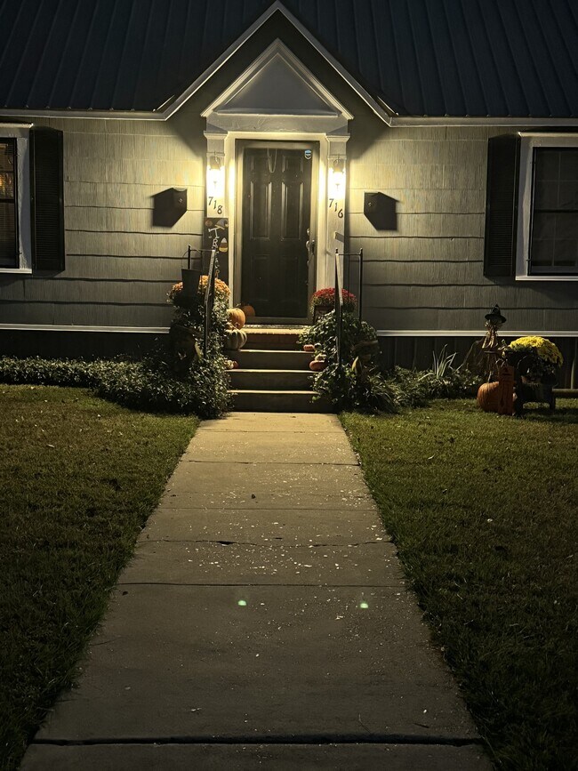 Foto del edificio - 716 E Austin St