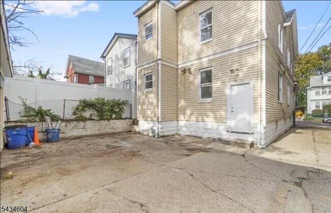 Foto del edificio - 24 Irving Ave