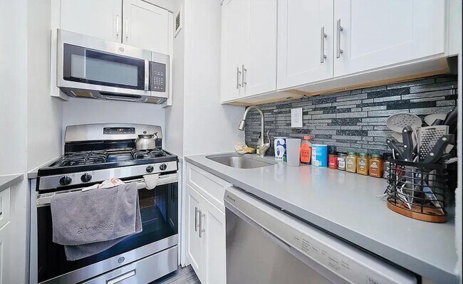 Foto del edificio - JUST LISTED HUGE STUDIO W/ PRIVATE BALCONY IN HELL’S KITCHEN