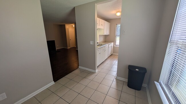 Building Photo - Spacious 2BD/2BA Duplex