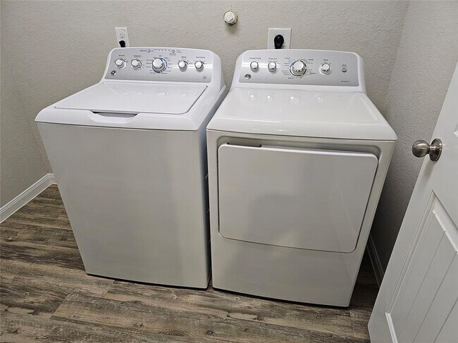 Foto del edificio - 3842 Briar Water Ct