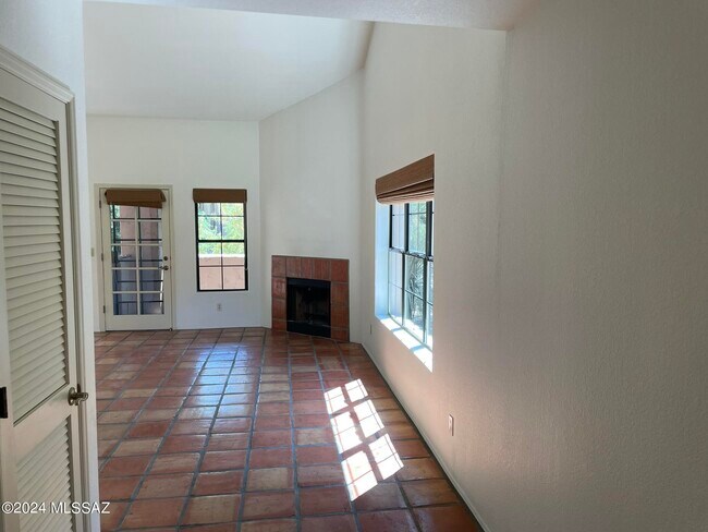 Foto del edificio - 5380 N Calle Del Rocio