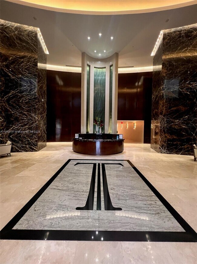 Foto del edificio - 15811 Collins Ave