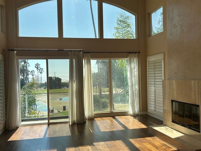 Building Photo - Amazing 3 story free standing contemporary house with terrific ocean views in Playa Del Rey