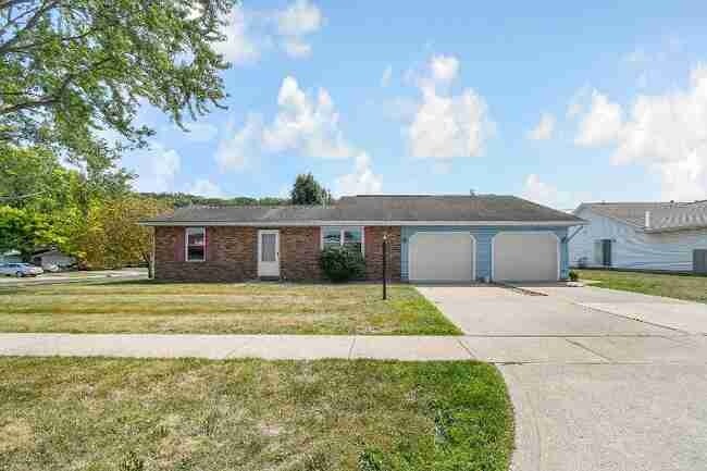 Building Photo - 657 E Crest Dr