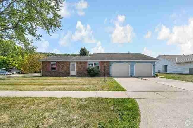Building Photo - 657 E Crest Dr