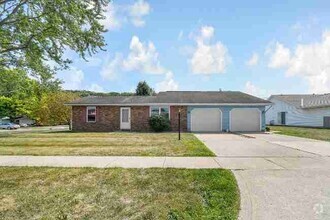 Building Photo - 657 E Crest Dr