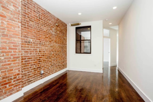 Building Photo - 207 8TH Ave