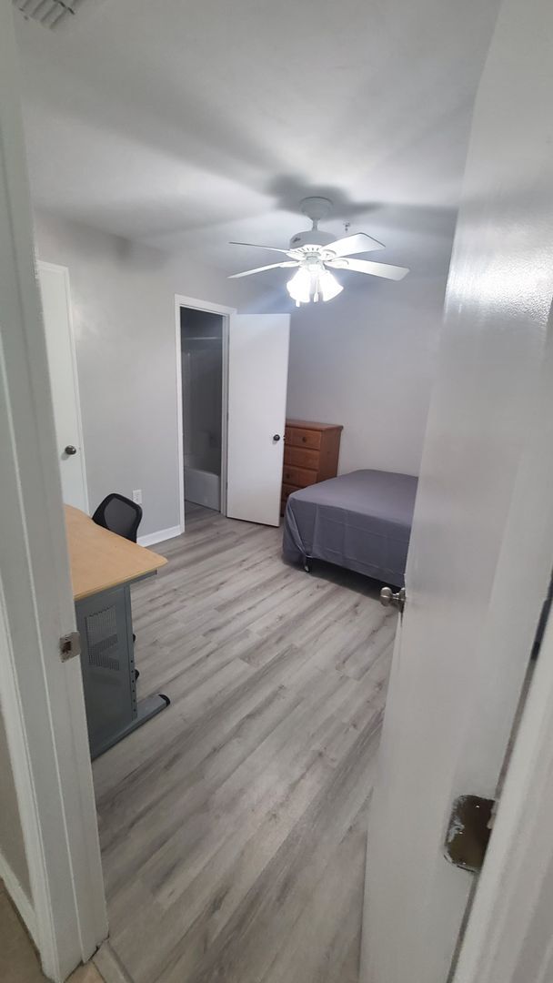 Building Photo - Room for rent, fully updated unit, great l...