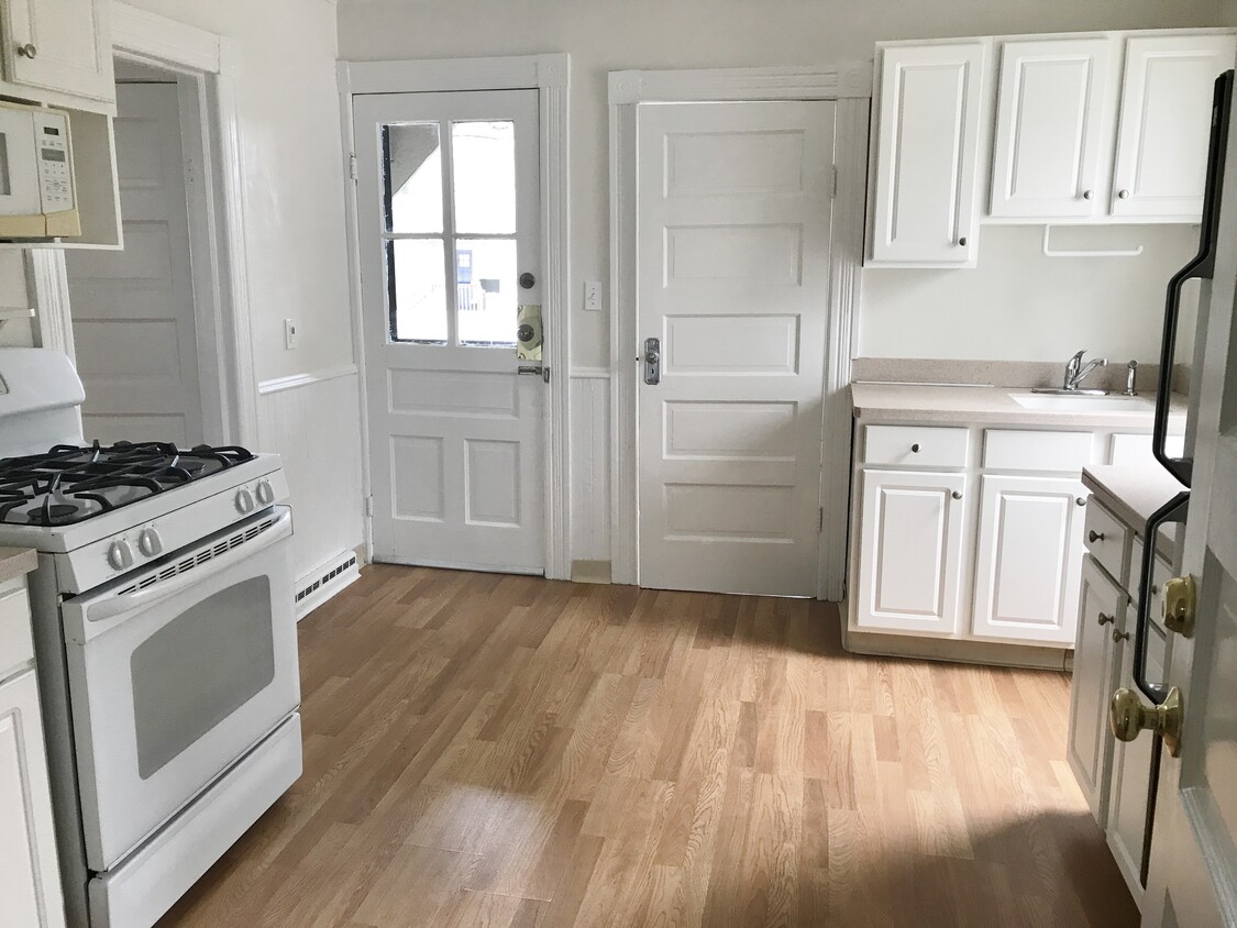 large kitchen - 816 Pacific St