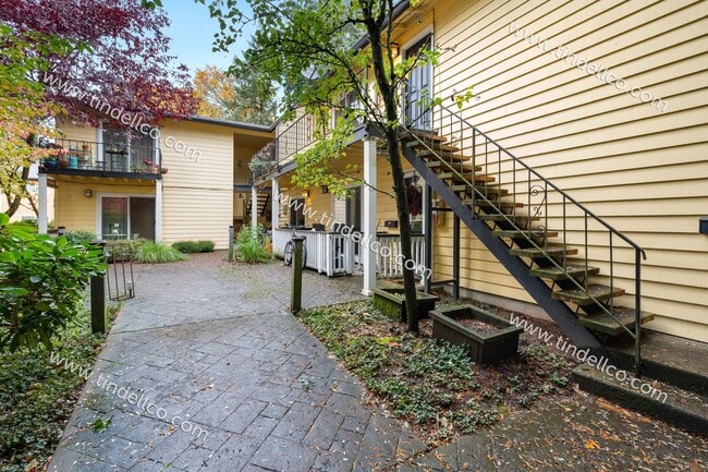 Building Photo - Charming Upstairs 2BD/1BA in the Heart of Multnomah Village- Water, Sewer & Garbage Included!