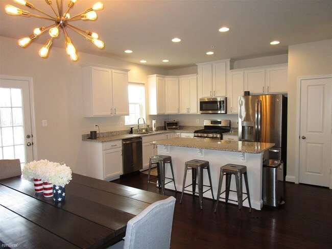 Building Photo - 4 br, 3.5 bath Townhome - 2580 Twin Birch Rd