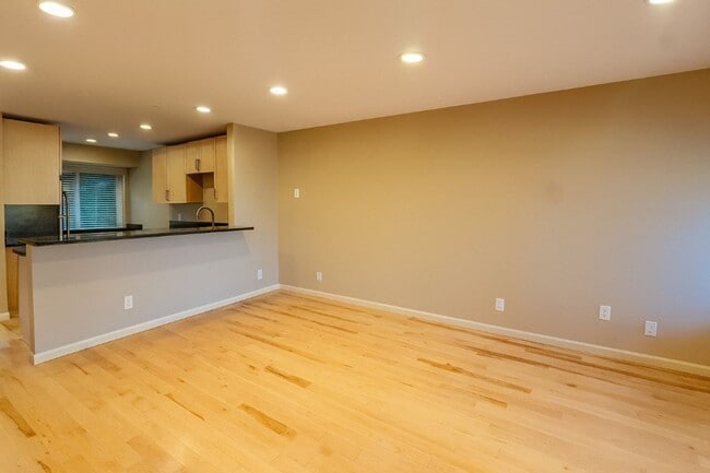 Building Photo - 2Bd/1Ba Bellevue Condo