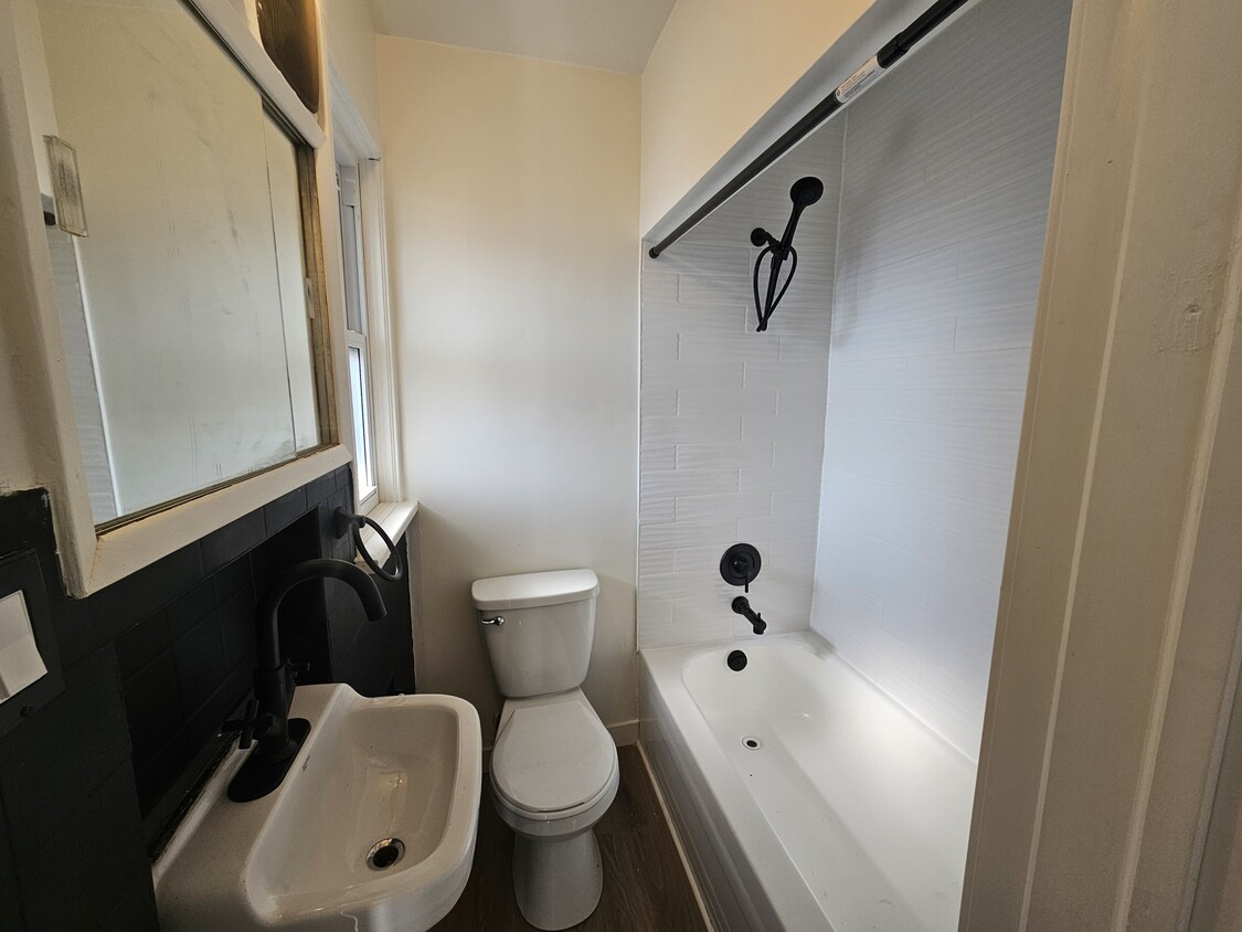 Building Photo - 19 Wellington St