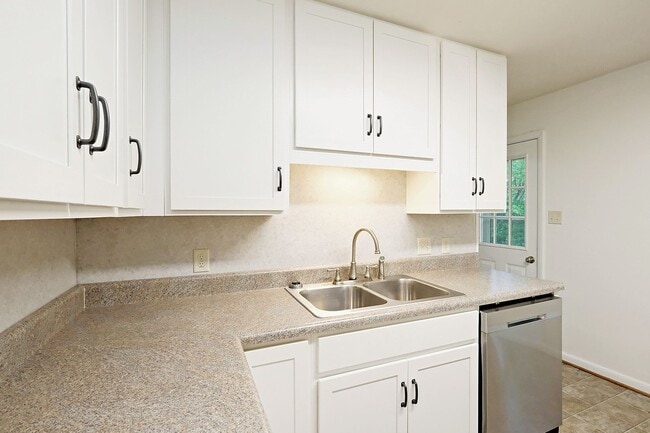 Building Photo - Move-in Ready Small Pet-Friendly Home