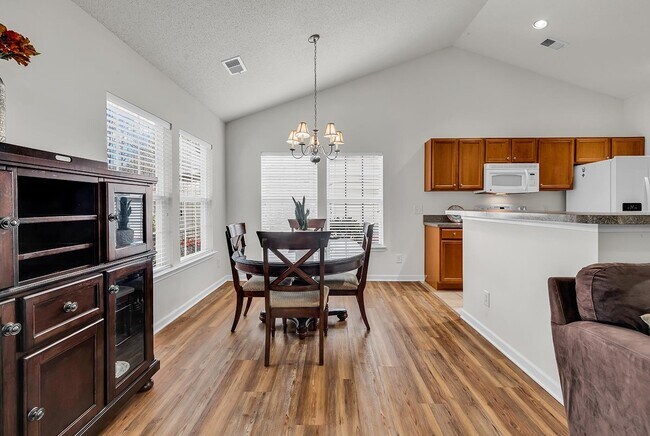 Building Photo - 765 Riverward Dr