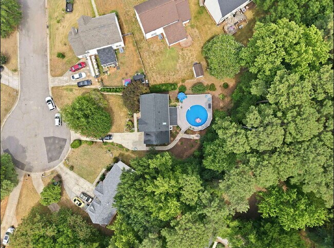 Foto del edificio - Three-Bedroom Home with Pool in Garner