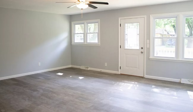 Building Photo - BEAUTIFUL KITCHEN! 2 CAR GARAGE!