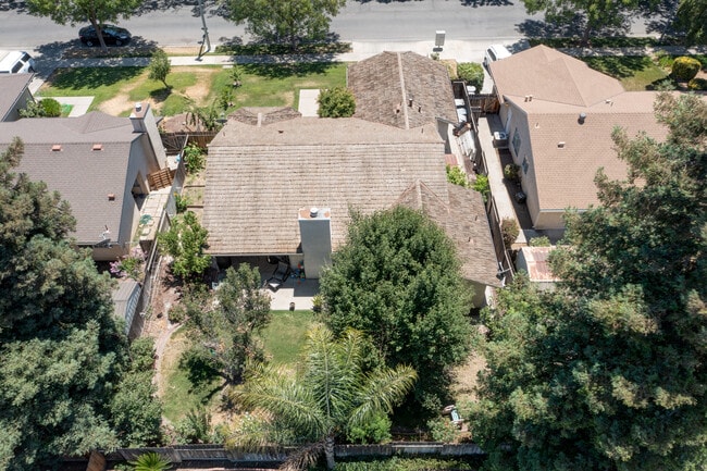 Building Photo - 1061 E Donna Dr