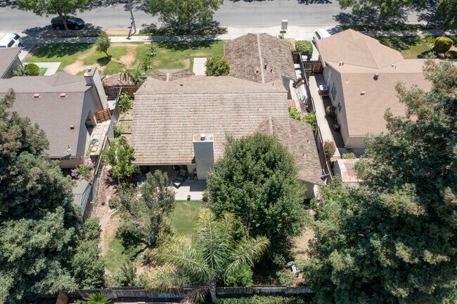 Foto del edificio - 1061 E Donna Dr