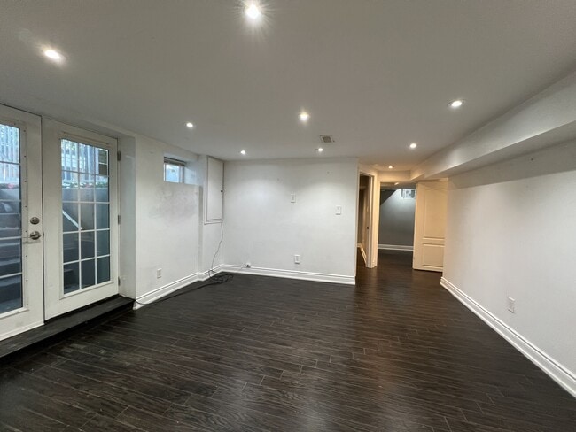 Building Photo - 10 Burgby Av