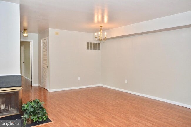 Building Photo - 113 Cascade Ct