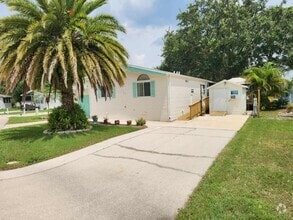 Building Photo - 582 Lake Dr