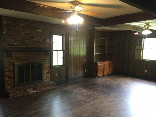 Building Photo - 702 Sandhurst Dr