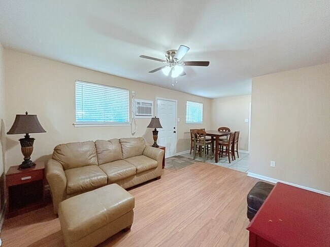 Building Photo - 3 Bedroom House off College Drive